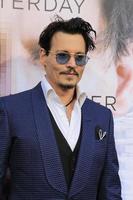 los angeles, 10 de abril - johnny depp en el estreno de la trascendencia en el teatro del pueblo el 10 de abril de 2014 en westwood, ca foto