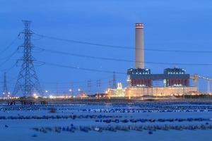 planta de energía eléctrica de combustión de carbón de combustible fósil foto