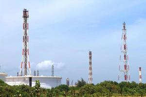 llamarada de gas quemado en la planta de refinería foto