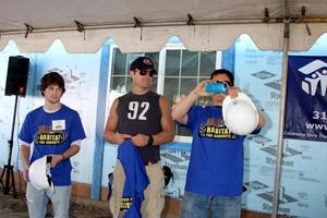 Los Ángeles, 8 de marzo - Jimmy Dreshler, William Devry, Rick Hearst en el quinto día anual de construcción de fanáticos del hábitat del hospital general para la humanidad en un lugar privado el 8 de marzo de 2014 en Lynwood, CA foto