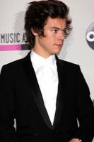 los angeles, 24 de noviembre - harry styles en la sala de prensa de los premios de música americana 2013 en el teatro nokia el 24 de noviembre de 2013 en los angeles, ca foto