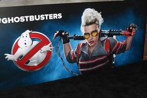 los angeles, 9 de julio - cartel de kate mckinnon ghostbusters en el estreno de ghostbusters en el teatro chino tcl imax el 9 de julio de 2016 en los angeles, ca foto