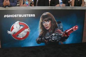 los angeles, 9 de julio - cartel de kristen wiig ghostbusters en el estreno de ghostbusters en el teatro chino tcl imax el 9 de julio de 2016 en los angeles, ca foto