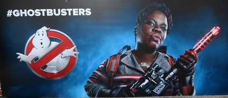 los angeles, 9 de julio - cartel de los cazafantasmas de leslie jones en el estreno de los cazafantasmas en el imax del teatro chino tcl el 9 de julio de 2016 en los angeles, ca foto