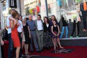 los angeles, sep 19 - jon cryer y su familia en la ceremonia estelar del paseo de la fama de hollywood jon cryer en el paseo de la fama de hollywood el 19 de septiembre de 2011 en los angeles, ca foto