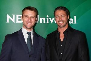 los angeles, 22 de abril - jesse spencer, taylor kinney en el nbcuniversal summer pres day 2013 en el hotel huntington langham el 22 de abril de 2013 en pasadena, ca foto