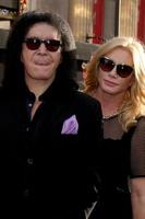 los angeles, 8 de mayo - gene simmons, shannon tweed simmons en el estreno de godzilla en dolby theater el 8 de mayo de 2014 en los angeles, ca foto