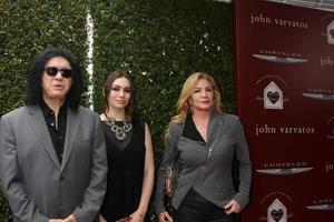 los angeles, 13 de abril - gene simmons, sophie simmons, shannon tweed en el 11º beneficio anual de stuart house de john varvatos en john varvatos boutique el 13 de abril de 2014 en west hollywood, ca foto