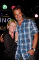 los angeles, jun 1 - judi evans, wally kurth en el judi evans celebra 30 años en el evento del mundo del espectáculo en los hoyuelos el 1 de junio de 2013 en burbank, ca foto