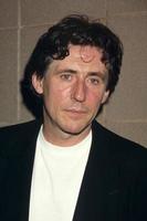 los angeles, 31 de julio - gabriel byrne llega al estreno de los sospechosos habituales en un teatro el 31 de julio de 1995 en los angeles, ca foto