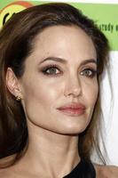 los angeles, 8 de diciembre - angelina jolie llega al estreno en la tierra de sangre y miel en los cines arclight el 8 de diciembre de 2011 en los angeles, ca foto