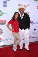 los angeles, 7 de mayo - eva longoria, george lopez llega al quinto clásico anual de golf de celebridades de george lopez en el club de golf junto al lago el 7 de mayo de 2012 en toluca lake, ca foto