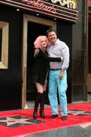 los angeles, 11 de abril - cyndi lauper, esposo en la ceremonia del paseo de la fama de hollywood de harvey fierstein y cyndi lauper en el pantages theater el 11 de abril de 2016 en los angeles, ca foto