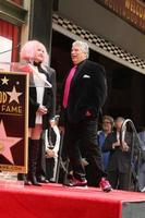 los angeles, 11 de abril - cyndi lauper, harvey fierstein en la ceremonia del paseo de la fama de hollywood de harvey fierstein y cyndi lauper en el pantages theater el 11 de abril de 2016 en los angeles, ca foto