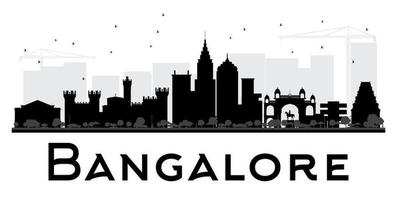 Silueta en blanco y negro del horizonte de la ciudad de Bangalore. vector