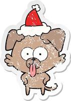 pegatina angustiada caricatura de un perro con la lengua fuera con gorro de Papá Noel vector