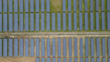 vista superior,vista superior aérea de la estación de energía solar con gran cantidad de células de panel solar. concepto de tecnología futura, energía solar renovable, plantas de energía celular. video