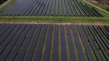 vista aérea de la estación de energía solar, vista superior aérea de la granja solar con luz solar, energía renovable, toma aérea de la estación de energía solar video