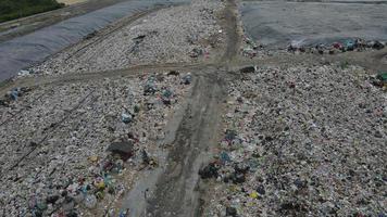 vista aérea sobre enorme pilha de lixo ou resíduos à espera de reciclagem ou de produção elétrica na usina elétrica. conceito de conservação do ambiente de energia sustentável. video