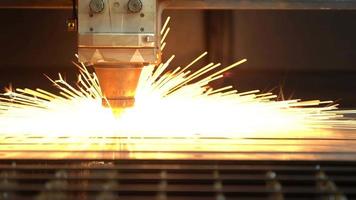 laser gesneden, industrie. metalen plaat snijden op lasersnijmachine. video