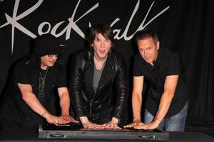 los angeles, 7 de mayo - robby takac, john rzeznik, mike malinin en la inducción de goo goo dolls rockwalk en el paley center for media el 7 de mayo de 2013 en beverly hills, ca foto