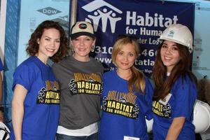 los angeles, 8 de marzo - rebecca herbst, maura west, emme rylan, haley pullos en el quinto día anual de construcción de fanáticos del hábitat general del hospital para la humanidad en un lugar privado el 8 de marzo de 2014 en lynwood, ca foto