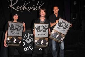 los angeles, 7 de mayo - robby takac, john rzeznik, mike malinin en la inducción de goo goo dolls rockwalk en el paley center for media el 7 de mayo de 2013 en beverly hills, ca foto