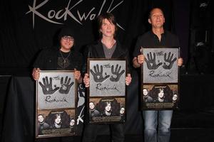 los angeles, 7 de mayo - robby takac, john rzeznik, mike malinin en la inducción de goo goo dolls rockwalk en el paley center for media el 7 de mayo de 2013 en beverly hills, ca foto