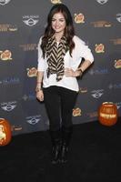 los angeles, 9 de oct - lucy hale llegando a la 3ra anual la haunted hayride en el parque griffith el 9 de octubre de 2011 en los angeles, ca foto