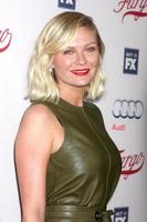 los angeles, 7 de octubre - kirsten dunst en la proyección de estreno de la temporada 2 de fargo en los cines arclight hollywood el 7 de octubre de 2015 en los angeles, ca foto