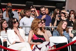 los angeles, 17 de noviembre - anne hathaway, jessica chastain en la ceremonia de la estrella del paseo de la fama de matthew mcconaughey hollywood en hollywood and highland el 17 de noviembre de 2014 en los angeles, ca foto