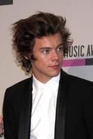 los angeles, 24 de noviembre - harry styles en la sala de prensa de los premios de música americana 2013 en el teatro nokia el 24 de noviembre de 2013 en los angeles, ca foto