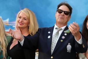 los angeles, 9 de julio - donna dixon, dan aykroyd en el estreno de los cazafantasmas en el teatro chino tcl imax el 9 de julio de 2016 en los angeles, ca foto