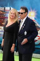 los angeles, 9 de julio - donna dixon, dan aykroyd en el estreno de los cazafantasmas en el teatro chino tcl imax el 9 de julio de 2016 en los angeles, ca foto