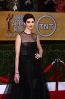 los angeles, 27 de enero - anne hathaway llega a los premios del gremio de actores de pantalla 2013 en el auditorio shrine el 27 de enero de 2013 en los angeles, ca foto