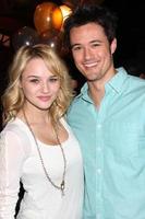 los angeles, 25 de marzo - hunter king, matthew atkinson en el joven e inquieto pastel del 41 aniversario en cbs television city el 25 de marzo de 2014 en los angeles, ca foto