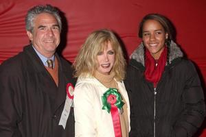 los angeles, 28 de noviembre - richard holland, donna mills y su hija chloe llegan al desfile de navidad de hollywood 2010 en hollywood boulevard el 28 de noviembre de 2010 en los angeles, ca foto