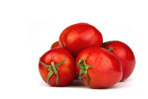 tomates frescos sobre un fondo blanco.