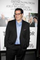 los angeles, sep 16 - josh gad en el estreno de gracias por compartir en arclight hollywood theaters el 16 de septiembre de 2013 en los angeles, ca foto