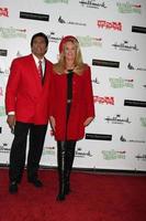 los angeles, 27 de noviembre - erik estrada, laura mckenzie llega al desfile de navidad de hollywood 2011 en hollywood boulevard at sycamore el 27 de noviembre de 2011 en los angeles, ca foto