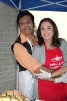 los angeles, 30 de noviembre - erik estrada, stepfanie kramer en la cámara de comercio de hollywood 17ma barbacoa anual de policía y bomberos en la estación de wilcox el 30 de noviembre de 2011 en los angeles, ca foto