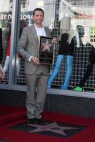 los angeles, sep 19 - jon cryer en la ceremonia de la estrella del paseo de la fama de jon cryer hollywood en el paseo de la fama de hollywood el 19 de septiembre de 2011 en los angeles, ca foto