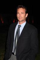 los angeles, 7 de enero - luke perry llega a la fiesta del tca de invierno de 2011 en la casa de desfiles del torneo de rosas el 7 de enero de 2011 en pasadena, ca foto