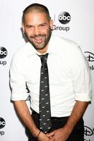 los angeles, 10 de enero - guillermo diaz asiste a la fiesta de invierno 2013 de abc tca en el hotel langham huntington el 10 de enero de 2013 en pasadena, ca foto