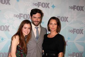 los angeles, 11 de enero - hayley mcfarland, brendan hines, kelli williams llega a la fiesta fox tca winter 2011 en villa sorriso el 11 de enero de 2011 en pasadena, ca foto