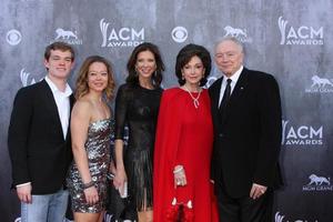 las vegas, 6 de abril - jerry jones, familia en los premios de la academia de música country 2014, llegadas al mgm grand garden arena el 6 de abril de 2014 en las vegas, nv foto