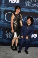 los angeles, 10 de abril - erica schmidt, peter dinklage en el estreno de la temporada 6 de juego de tronos en el teatro chino tcl imax el 10 de abril de 2016 en los angeles, ca foto