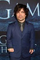 los angeles, 10 de abril - peter dinklage en el estreno de la temporada 6 de game of thrones en el teatro chino tcl imax el 10 de abril de 2016 en los angeles, ca foto