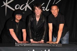 los angeles, 7 de mayo - robby takac, john rzeznik, mike malinin en la inducción de goo goo dolls rockwalk en el paley center for media el 7 de mayo de 2013 en beverly hills, ca foto