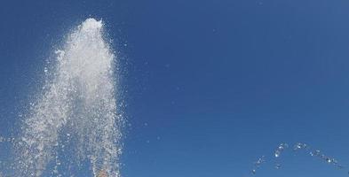 chorro de agua sobre azul foto